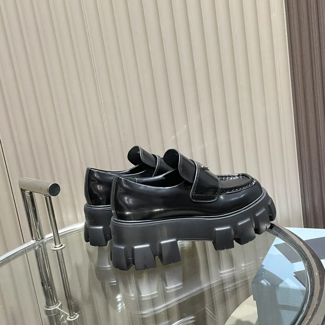 👟👟Ex-factory price p480👟👟 Women's shoes Women's clothing Women's shoes Women's clothing Women's shoes factory PRADA Prada 2021 classic catwalk new products Metal triangle logo style will never go out of style! 🔥 Full of futuristic sense, high-end and elegant appearance, quite stunning on the feet. Thick soles greatly improve the wearability. The new series is easier to wear than the previous ones and has a high-end fashion sense! The original metal buckle and imported patent leather open-edge beaded cowhide can only be controlled by the most perfect craftsmanship! Upper: imported open edge beads/patent leather cowhide. Lining: Imported sheepskin. Feet: imported sheepskin. Original molded outsole, perfect last, please look for high-end quality Color: black open edge beads/white open edge beads Size: 35-40 Full set of packaging: certificate, card, pure cotton bag